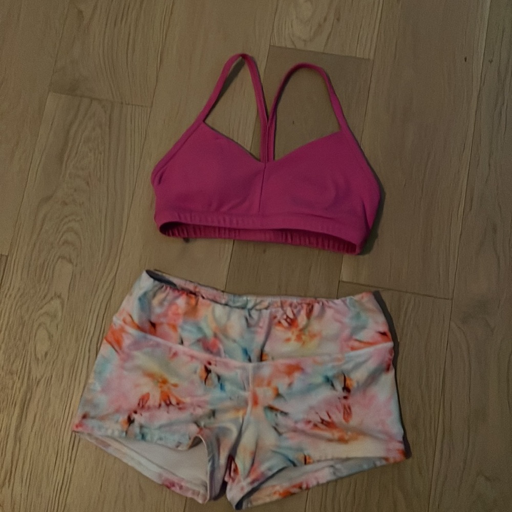Fleo Reinette sports bra in size M and Fleo original shorts in M.